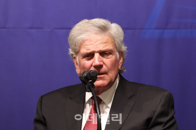 취재진 질문받는 프랭클린 그래함 목사                                                                                                                                                              