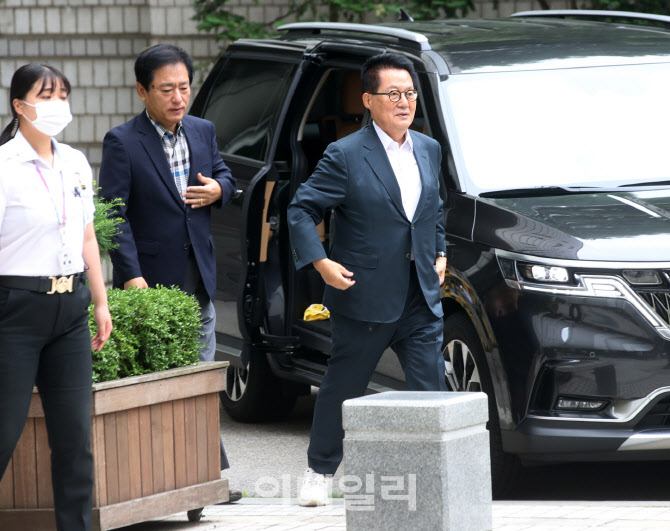  서울중앙지법 향하는 박지원 전 국정원장                                                                                                                                                           