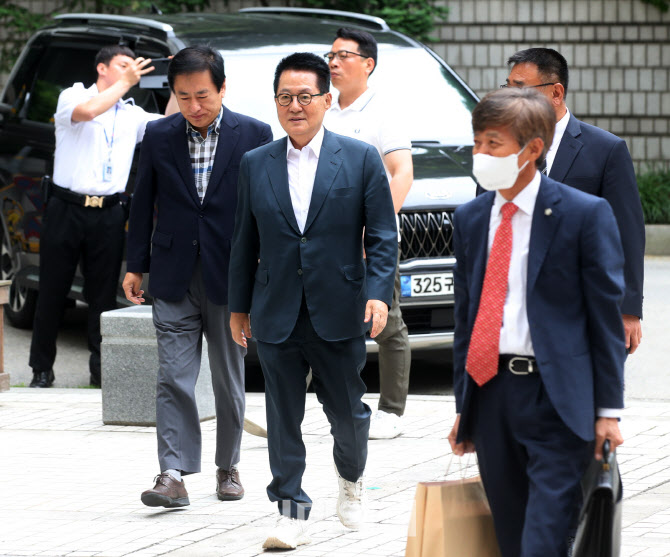  재판 출석하는 박지원 전 국가정보원장 