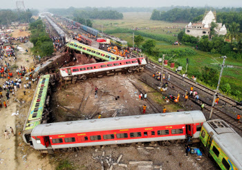 인도서 열차 탈선 충돌…“사망자 최소 288명”