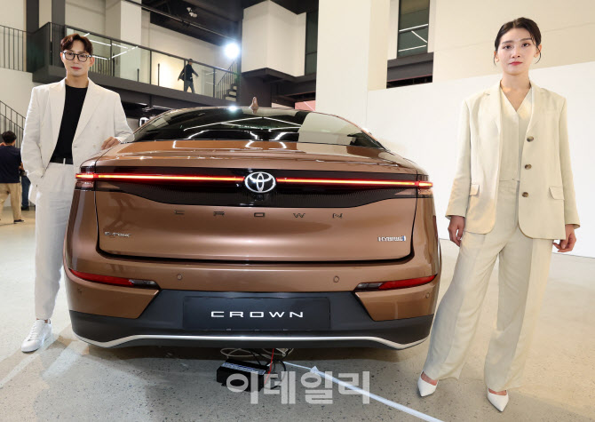 도요타, 16세대 크라운의 뒤태                                                                                                                                                                      