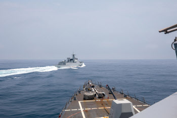 대만해협서 中군함 '위험한' 근접 항행…美해군, 영상 공개