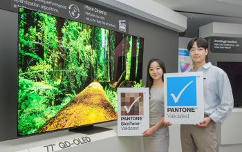 “QD-OLED, 실물 보는 경험”…삼성D, 업계 최초 팬톤 인증