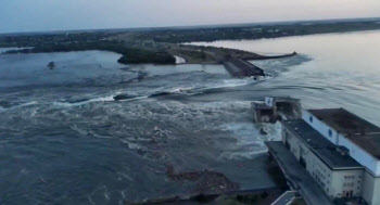 우크라 대반격 하루만에 파괴된 대형댐… 러·우 "상대가 배후"