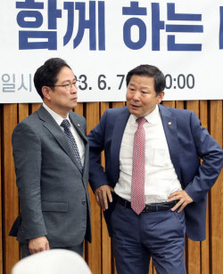 [포토]확대당직자회의, '대화하는 이철규-박수영'                                                                                                                                                