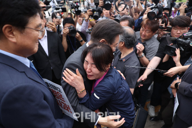 '이태원 참사 유가족 위로하는 이재명 대표'                                                                                                                                               