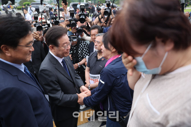 '10.29 이태원 참사 유가족 위로하는 이재명'                                                                                                                                              