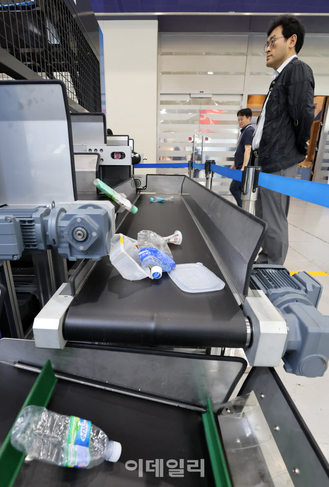 분리수거도 알아서 척척해주는 재활용 AI 선별로봇                                                                                                                                                   