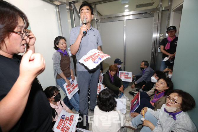 박희영 출근, 구청장 사퇴하라!                                                                                                                                                                     