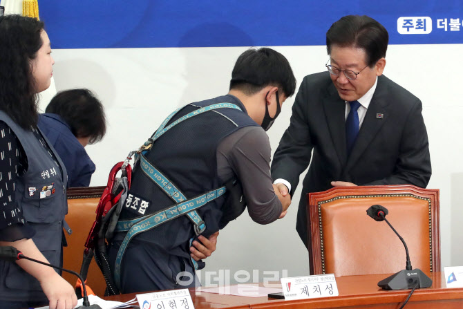 '청년 노동자들과 인사하는 이재명 대표'                                                                                                                                                  