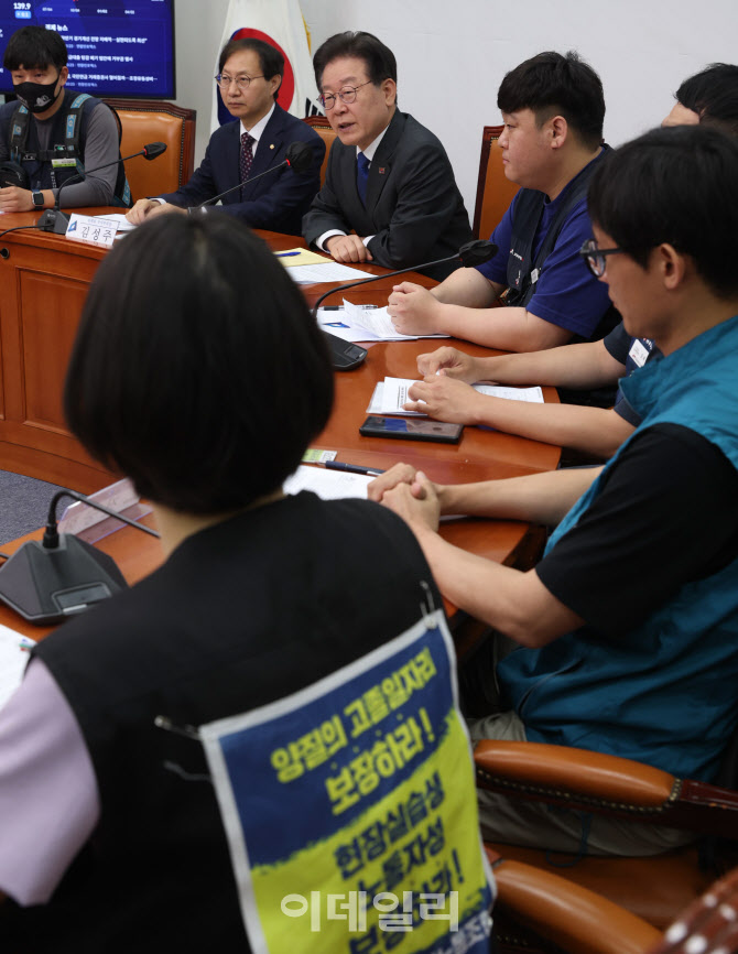 청년노동자 타운홀미팅 노동정책 간담회, '모두발언하는 이재명 대표'                                                                                                                       