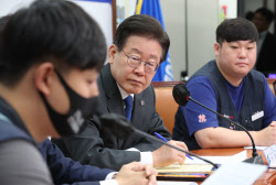 [포토]'청년노동자 발언 듣는 이재명 대표'                                                                                                                                                      
