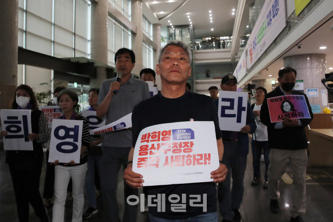 '구청장 사퇴' 요구하며 구청장실로 이동하는 유가족                                                                                                                                       
