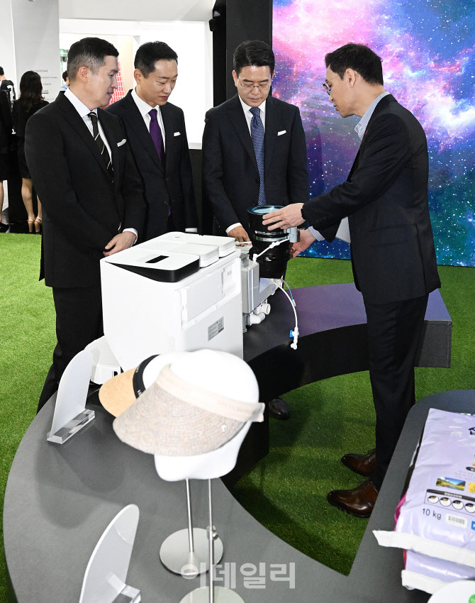 담당자에게 설명 듣는 SSG닷컴 공동대표와 지마켓 대표                                                                                                                                               