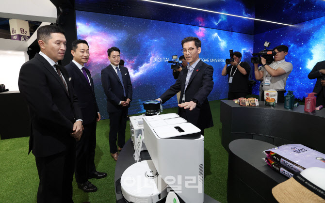 전시 체험관 방문한 신세계그룹 계열사 대표들                                                                                                                                                       