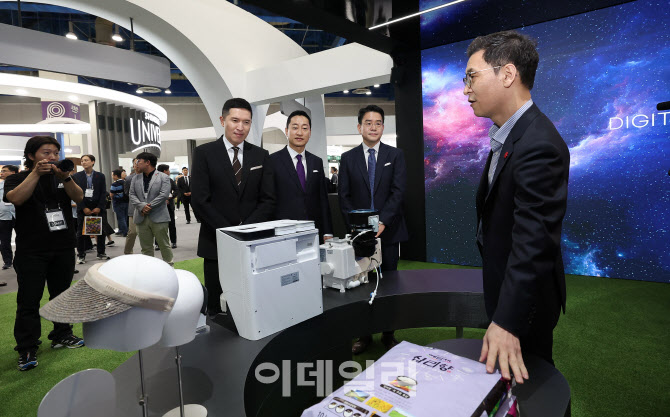 전시 체험관 방문한 신세계 계열사 대표들                                                                                                                                                           