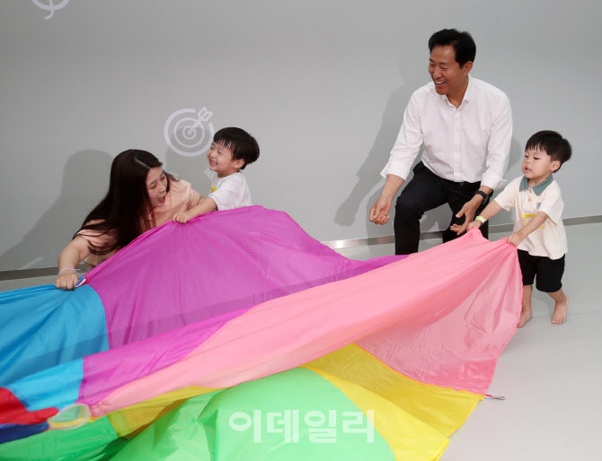  어린이와 집단놀이 프로그램하는 오세훈 시장                                                                                                                                                       