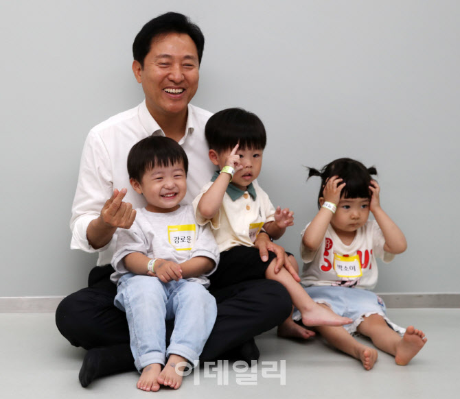  어린이와 기념촬영하는 오세훈 서울시장                                                                                                                                                            