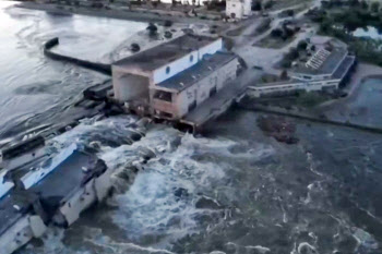 젤렌스키, 댐 붕괴 피해지역 방문…"피해상황·대응책 등 논의"