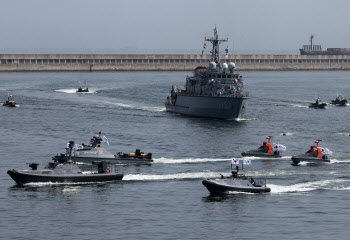 해군 무인수상정 사업은 우리가…LIG넥스원·한화시스템 격돌
