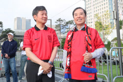 [포토]거리응원전 온 정몽규 축구협회 회장-김병준 전경련 회장 직무대행