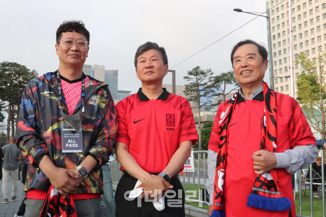 거리응원전 온 정몽규 축구협회 회장-김병준 전경련 회장 대행                                                                                                                                        