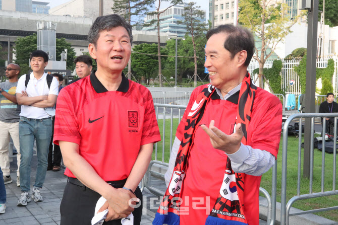 대화 나누는 정몽규 회장-김병준 회장대행                                                                                                                                                           