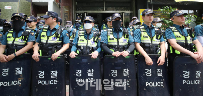 민주노총 건설노조 사무실 입구 지키는 경찰들                                                                                                                                                       