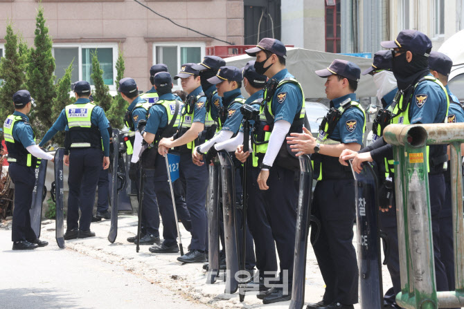 민주노총 건설노조 사무실 앞 지키고 있는 경찰                                                                                                                                                      