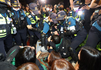경찰, 대법 앞 비정규직 야간 문화제 강제 해산 돌입