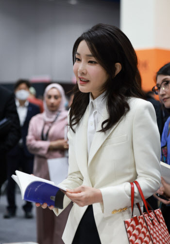 서울국제도서전 간 김건희 여사 “전세계 한국 책 주목”