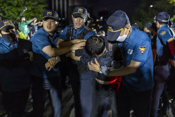 비정규직 단체 3차 노숙집회도 '강제 해산'