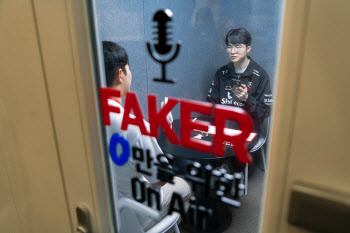 “페이커가 응원을” SKT, ‘T1’과 청년 팬미팅 진행