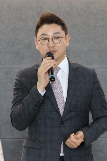 인사말하는 이상준 KG ICT 대표