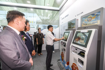 스마트패스 홍보부스 찾은 백원국 차관-이학재 사장