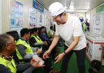 [포토] 폭염 속 건설 근로자 만난 오세훈 시장