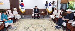 [포토]납북자·국군포로 단체 면담 나선 김영호 장관                                                                                                                                                       