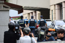 [포토] 교사 피습사건 일어난 대전 한 고등학교 앞에 몰려 있는 기자들                                                                                                                                      