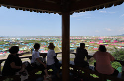 [포토]'잼버리 야영장 바라보는 시민들'                                                                                                                                                         