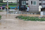 폭우에 솟구친 맨홀 뚜껑…전국서 태풍 피해 속출