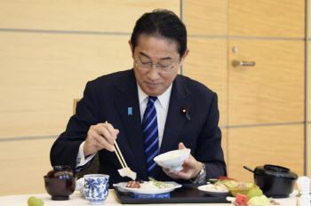 기시다 "오늘 점심은 후쿠시마산 수산물"…응원 '먹방'