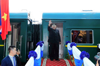 전용기도 있는데…김정은, 20시간 열차로 푸틴 만나러간 이유