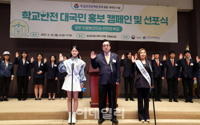 선언문 낭독하는 정훈 이사장-송가인-김다현                                                                                                                                                         