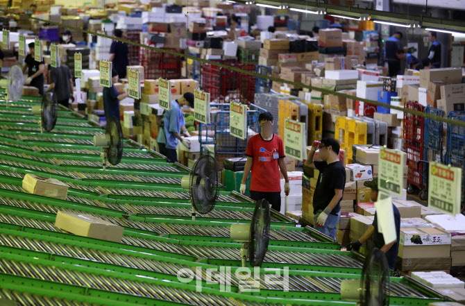 가득 쌓인 추석 명절 택배들                                                                                                                                                                        