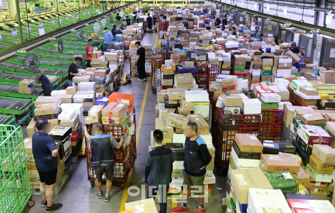 '일주일 앞으로 다가온 추석' 분주한 택배 물류센터                                                                                                                                        