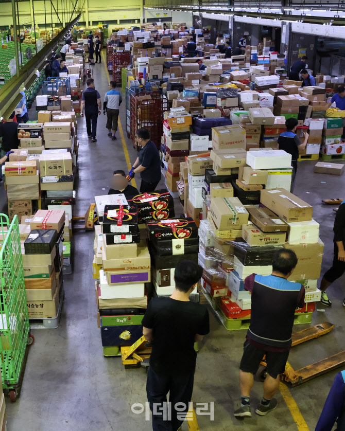 산더미 같이 쌓인 추석 택배                                                                                                                                                                        