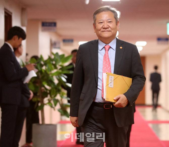  국무회의 참석하는 이상민 행안부 장관                                                                                                                                                             