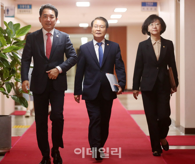  국무회의 참석하는 국무위원들                                                                                                                                                                     