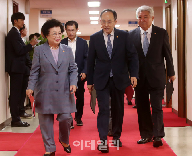  국무회의장 향하는 추경호 부총리                                                                                                                                                                  