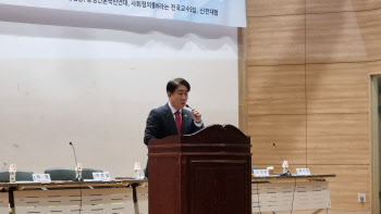 이동관 방통위원장 "포털은 가짜뉴스 사각지대, 규제 틀 만들어야"